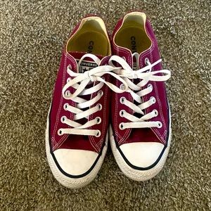 Maroon low top converse